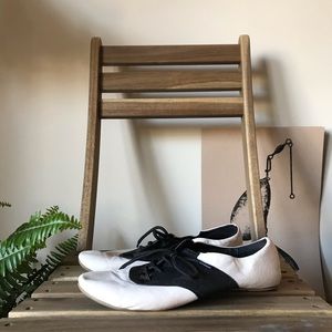 urban outfitters b&w leather oxford / saddle shoe